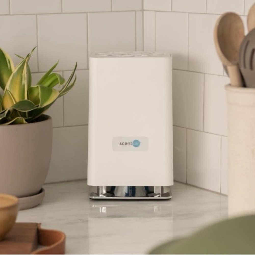 Scent Air whisper home diffuser machine. Gently used. These use the smaller
